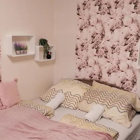 Pacsirta Apartman Appartamento *
